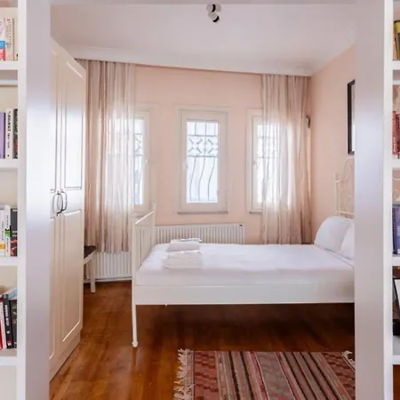 Charming 3bed Private Garden & Terrace! #381 Istambul