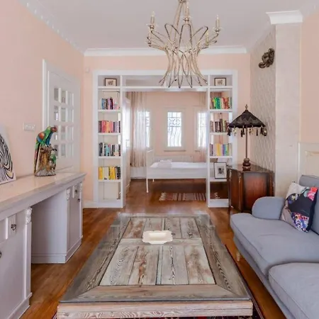 Charming 3bed Private Garden & Terrace! #381 * اسطنبول